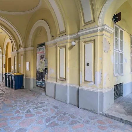 Spacious Loft In The Heart Of *